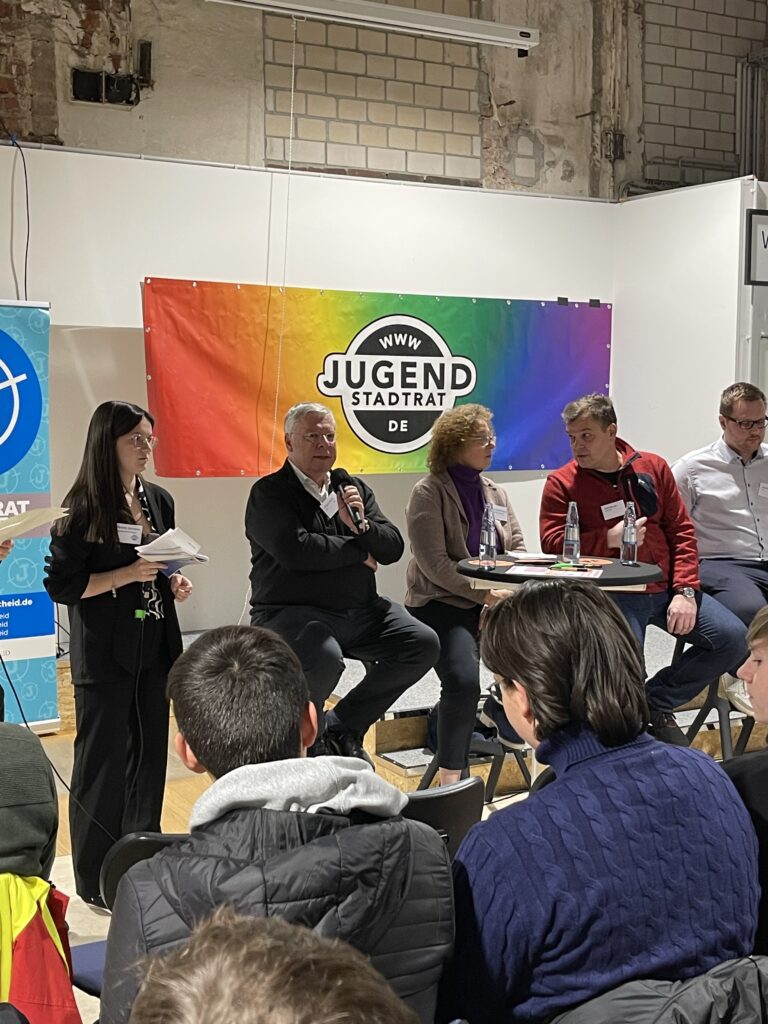 Podiumsdiskussion zum Thema Kinderrechte zur Bundestagswahl des Jugendstadtrats Solingen